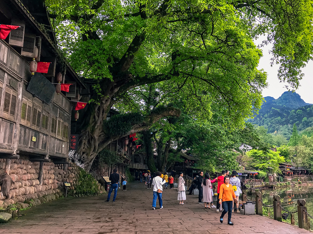 四川有一柳江古鎮,有著江南水鄉的風光,也是一個玩水的好地方