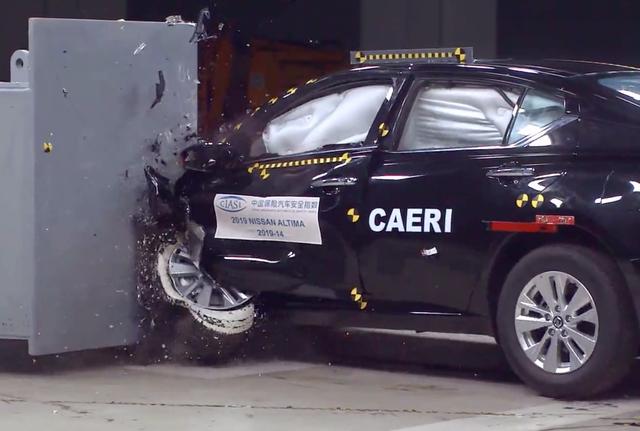 日产天籁追尾五菱荣光,免了中保研25%碰撞测试,网友:别洗了!