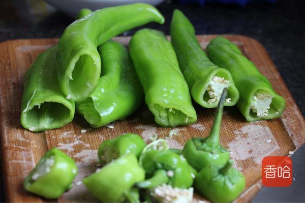 青椒不要只会炒,这样做出来好吃不辣,上桌就被抢着吃光