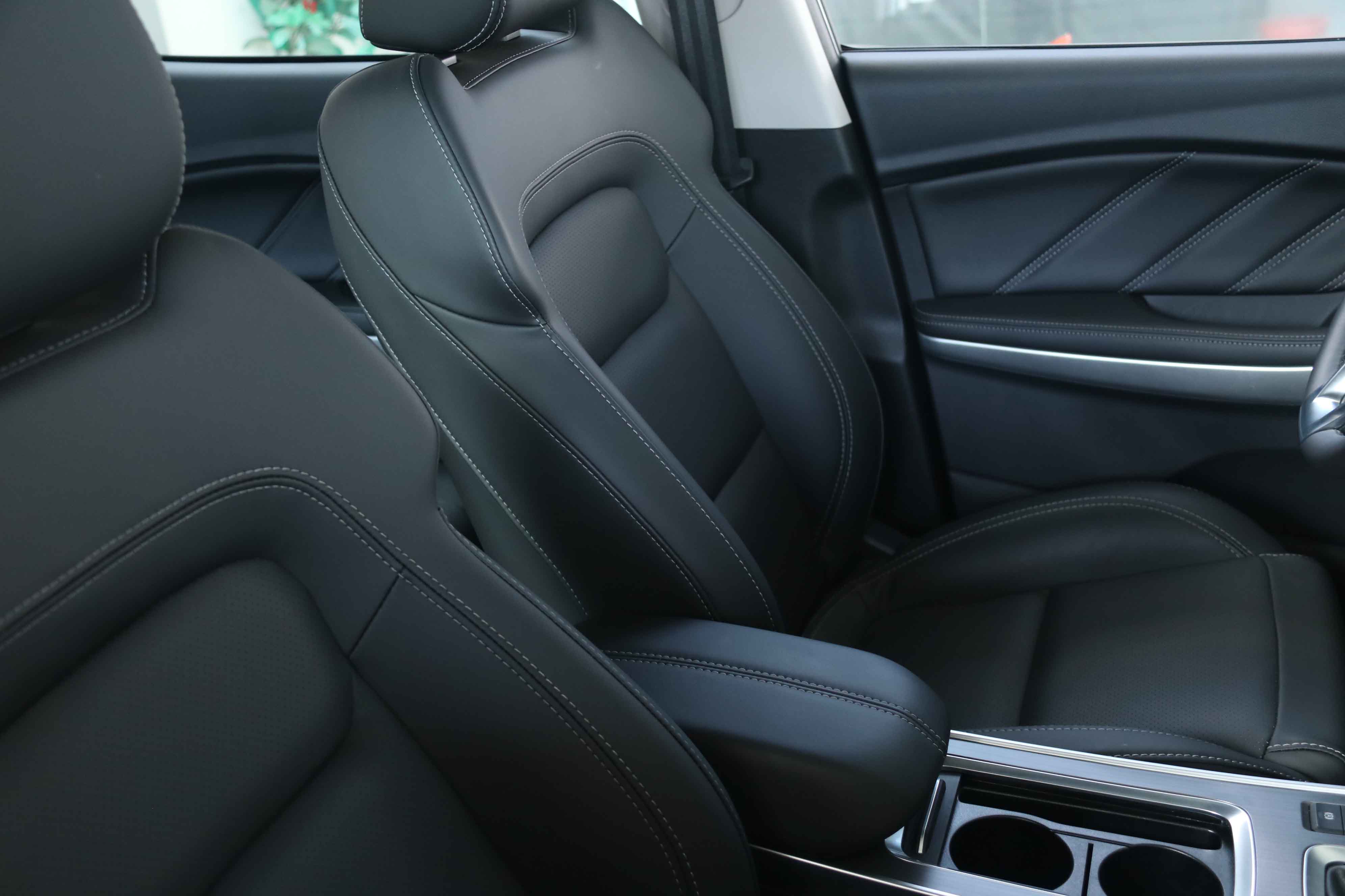 座位方面,用的是人体工程学的包裹性比较强的的座椅,这个设计也是非常