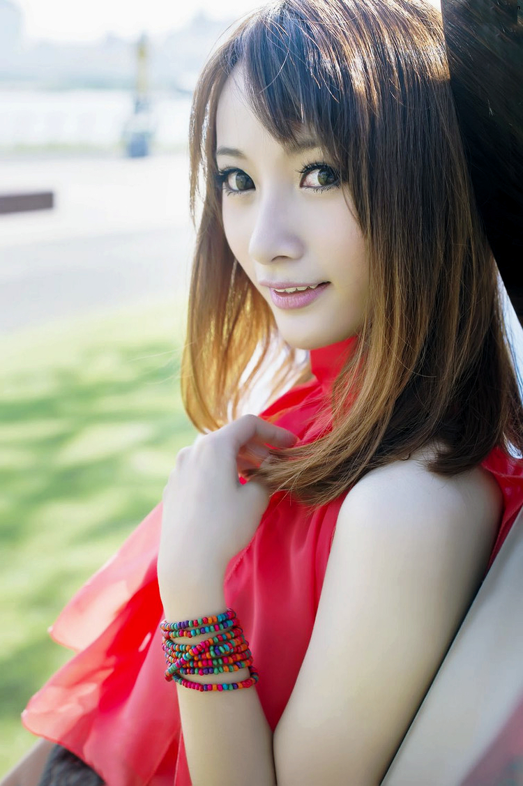 外景阳光下的青涩美丽红裙女孩