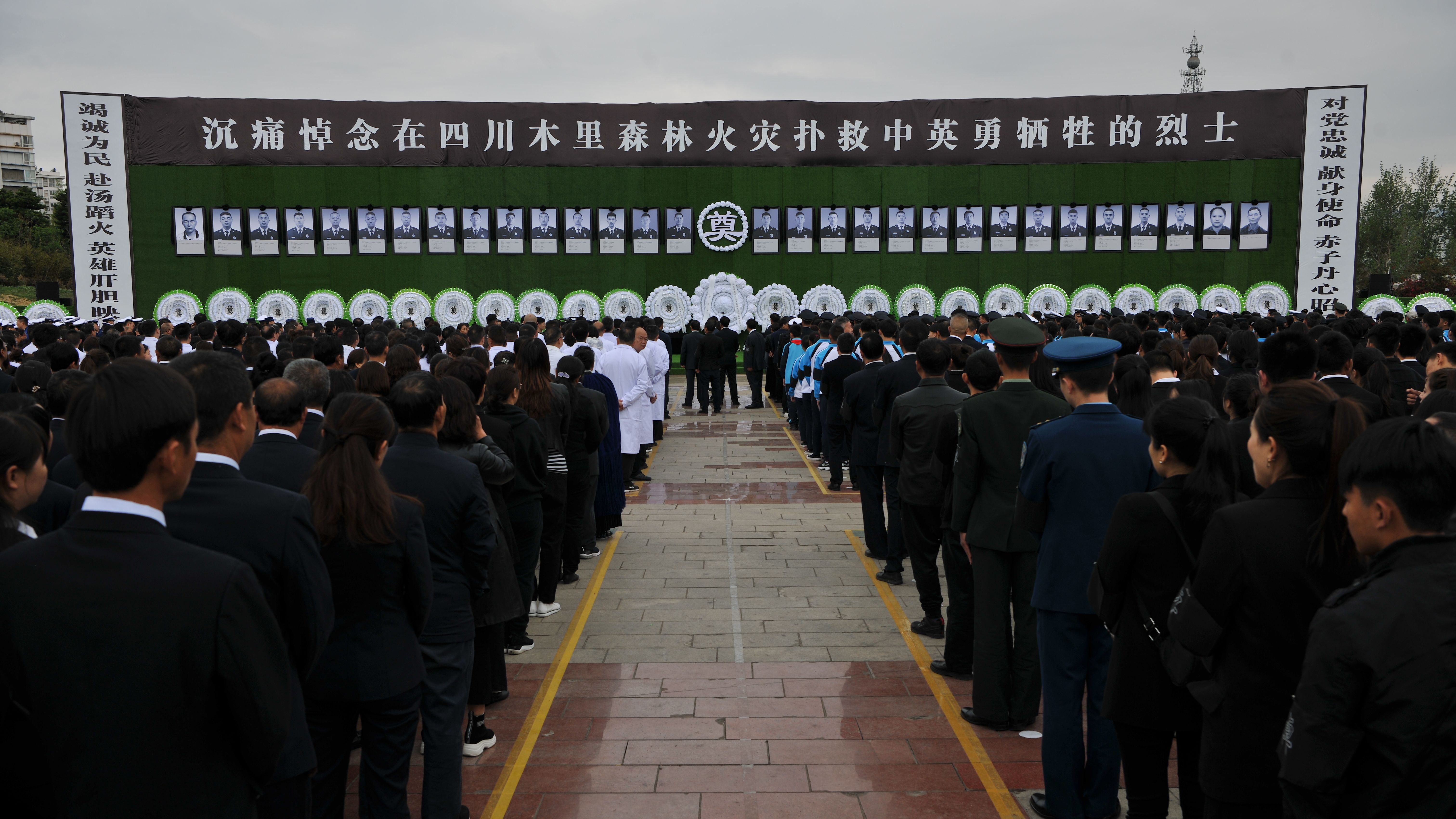 凉山火灾牺牲烈士追悼现场 火场归来消防员跪地哭泣