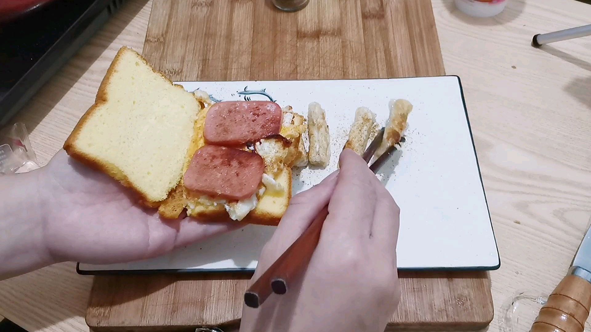 一个人在家,不想做饭,自制了一份汉堡,配上一杯奶茶,好美味