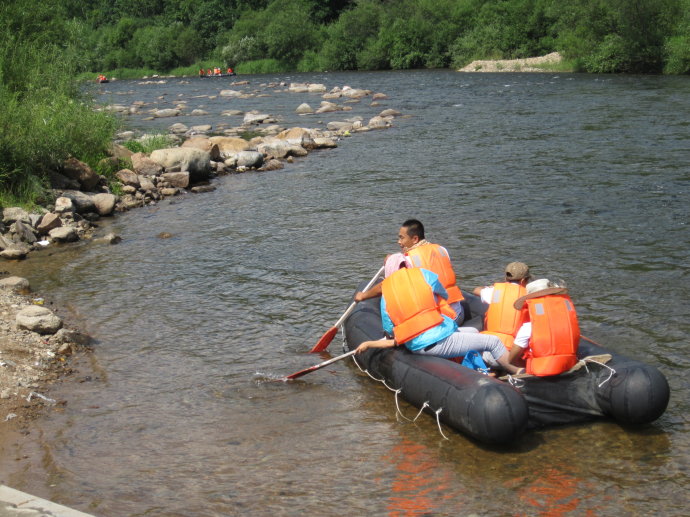景色优美的依兰巴兰河漂流,建筑漂亮的圣阿列克谢耶夫教堂.