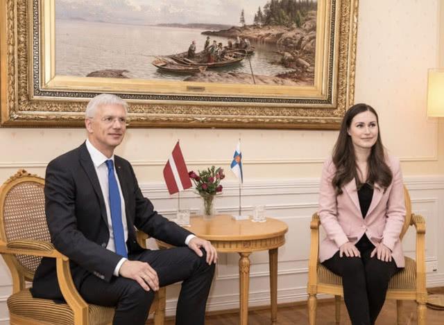 34岁芬兰女总理会见拉脱维亚总理笑容灿烂,粉西装多次穿超节俭