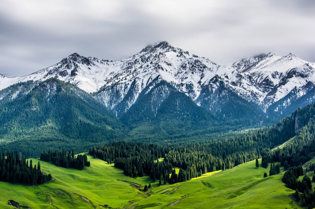 两座山脉的旅游攻略:天山是新疆的独特标志,峨眉山地势比较险峻