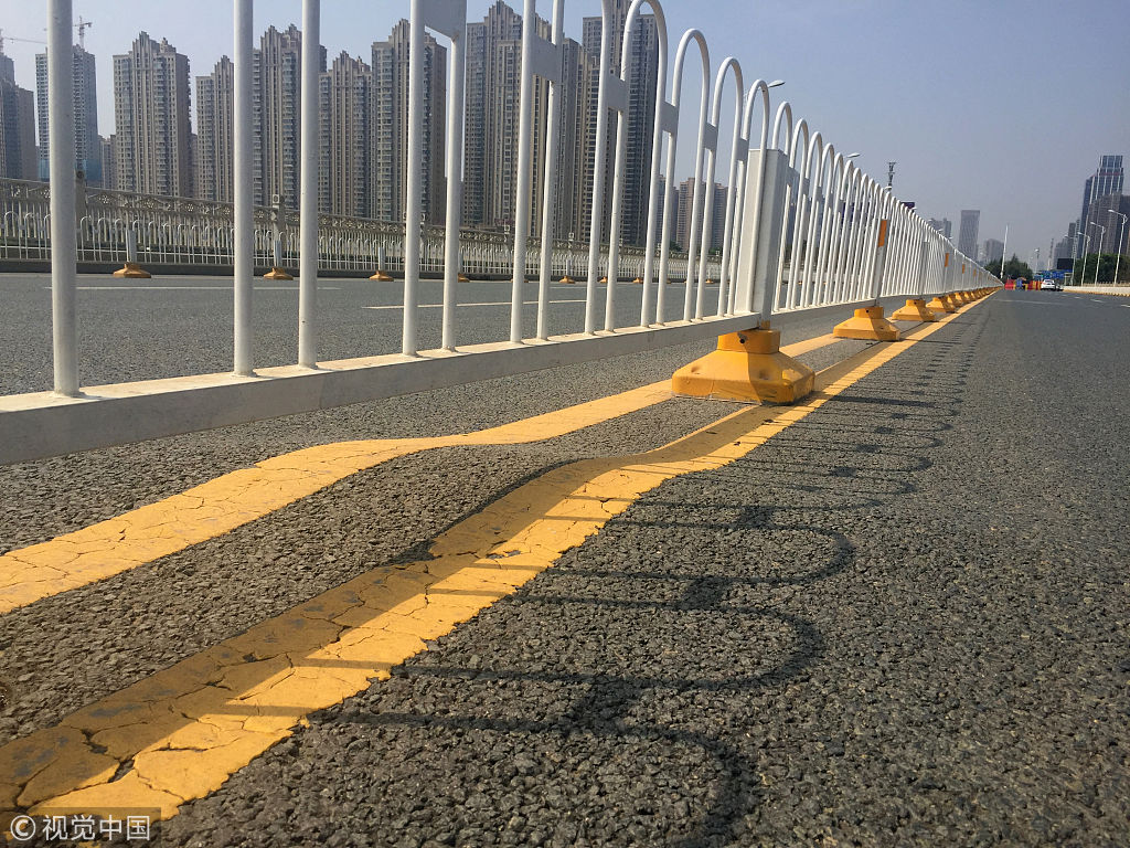 高温持续炙烤! 武汉墨水湖大桥沥青路翻起了"波浪"