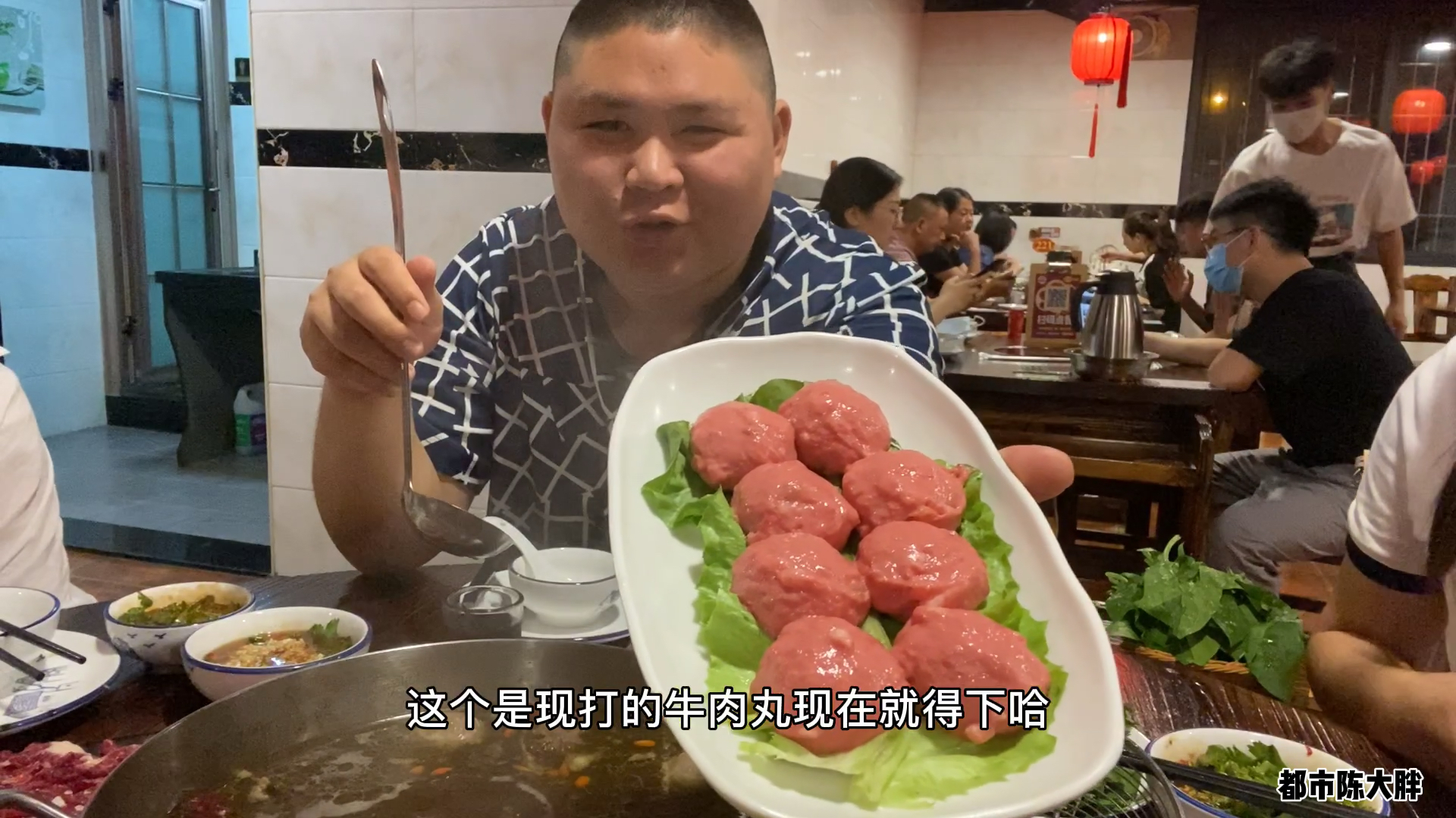 人气超火爆的牛肉火锅,食材非常新鲜,大胖一家人花390吃到爽
