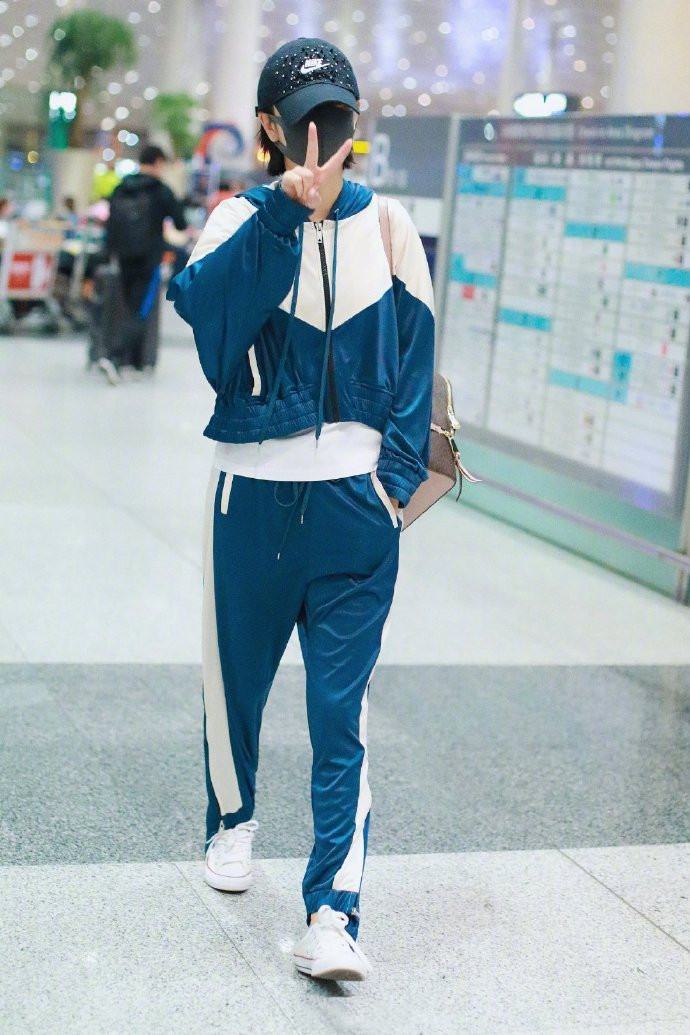 36岁佟丽娅穿露脐装,整套蓝白校服装配小白鞋,简直就是中学生