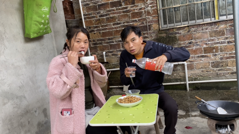 农村炮哥30出头终于脱单,媳妇感觉很幸福,看农村小伙做啥吃