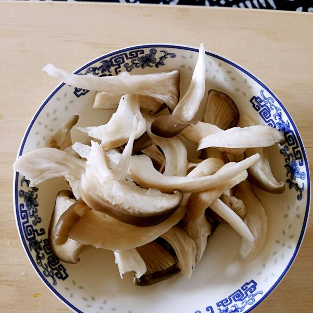 鸡汁粉丝煲的家常做法,不吃撑都停不下嘴,下饭超级棒!