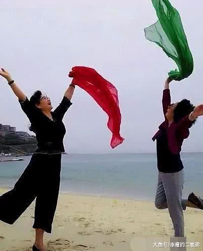 大妈们在迪拜沙滩晒"美照",网友又看不下去了,这事到底错在谁