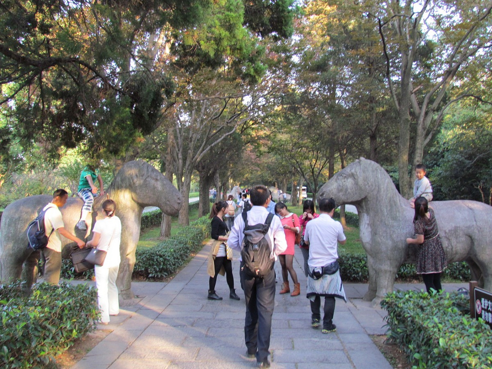 童子拜观音石位于南京市玄武区玄武湖公园,时代为宋代.