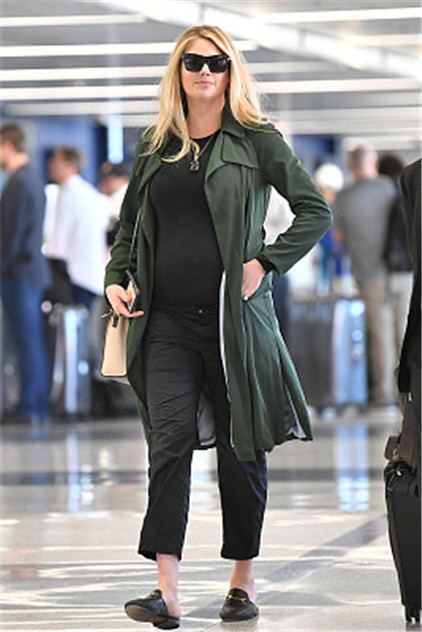 凯特·阿普顿挺凸肚孕味足 风衣敞开穿气场开挂