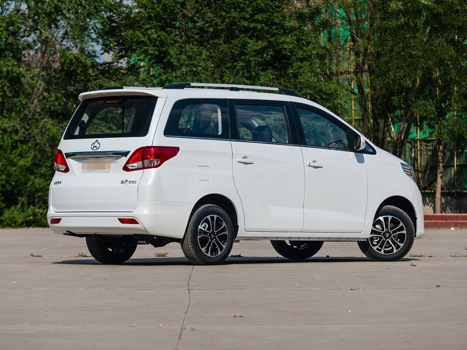 从图片上看这款长安睿行s50,全车外观总体感觉就是比较朴实,耐看,既有