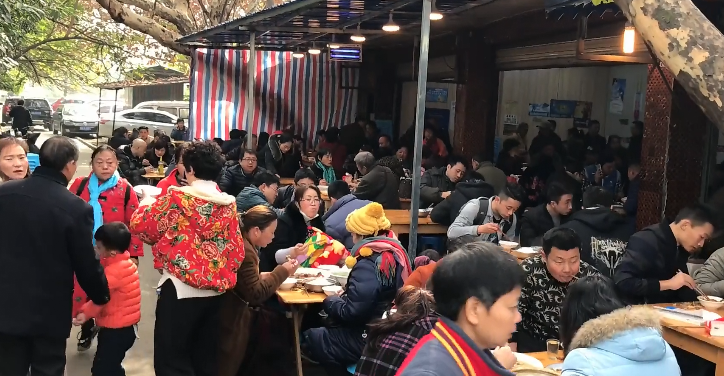 这家街边饭店很"奇特",做好的菜肴自己端,现场食客像吃酒席