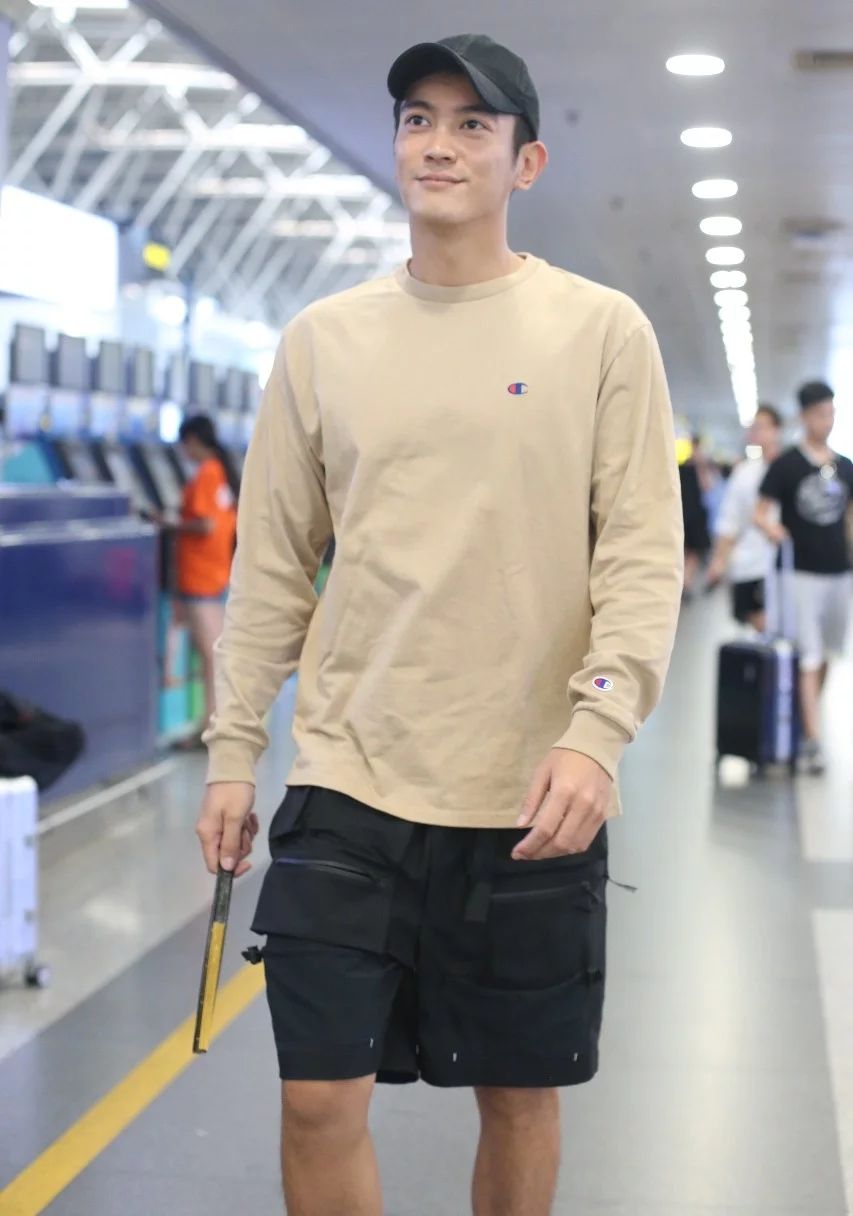 杜江现身机场,手拿扇子装文艺!网友:粉色鞋子穿霍思燕的?