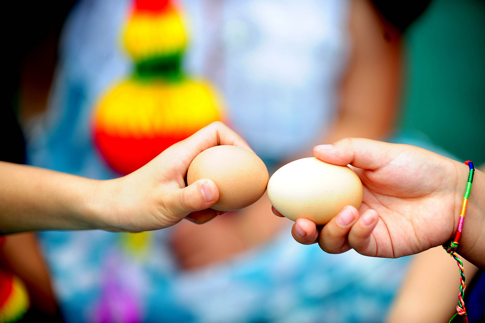 在端午节早上还会吃到妈妈煮好的红皮鸡蛋,那一天的餐桌上还可以房