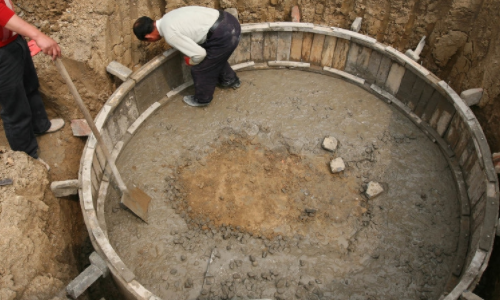 安徽蒙城县乐土镇农民正在修建沼气池.打底工作