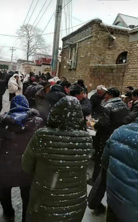 农村下雪天露天请客,看到村民站着吃席的场景,网友:真