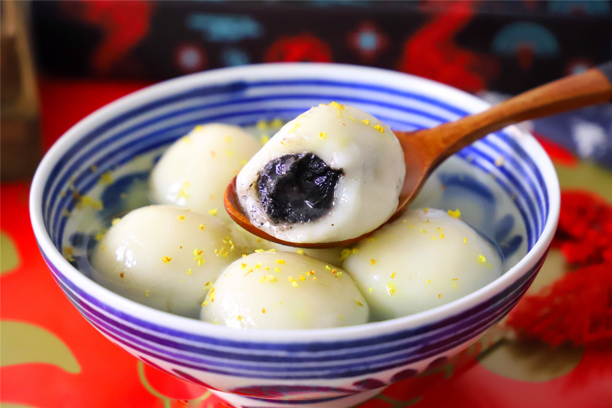 黑芝麻汤圆好吃有诀窍,学会这样和面,香甜软糯,满嘴流香吃不腻