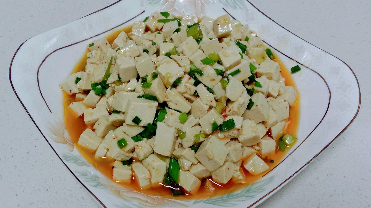 小葱拌豆腐的家常做法,一清二白,简单开胃,我家一周吃五次