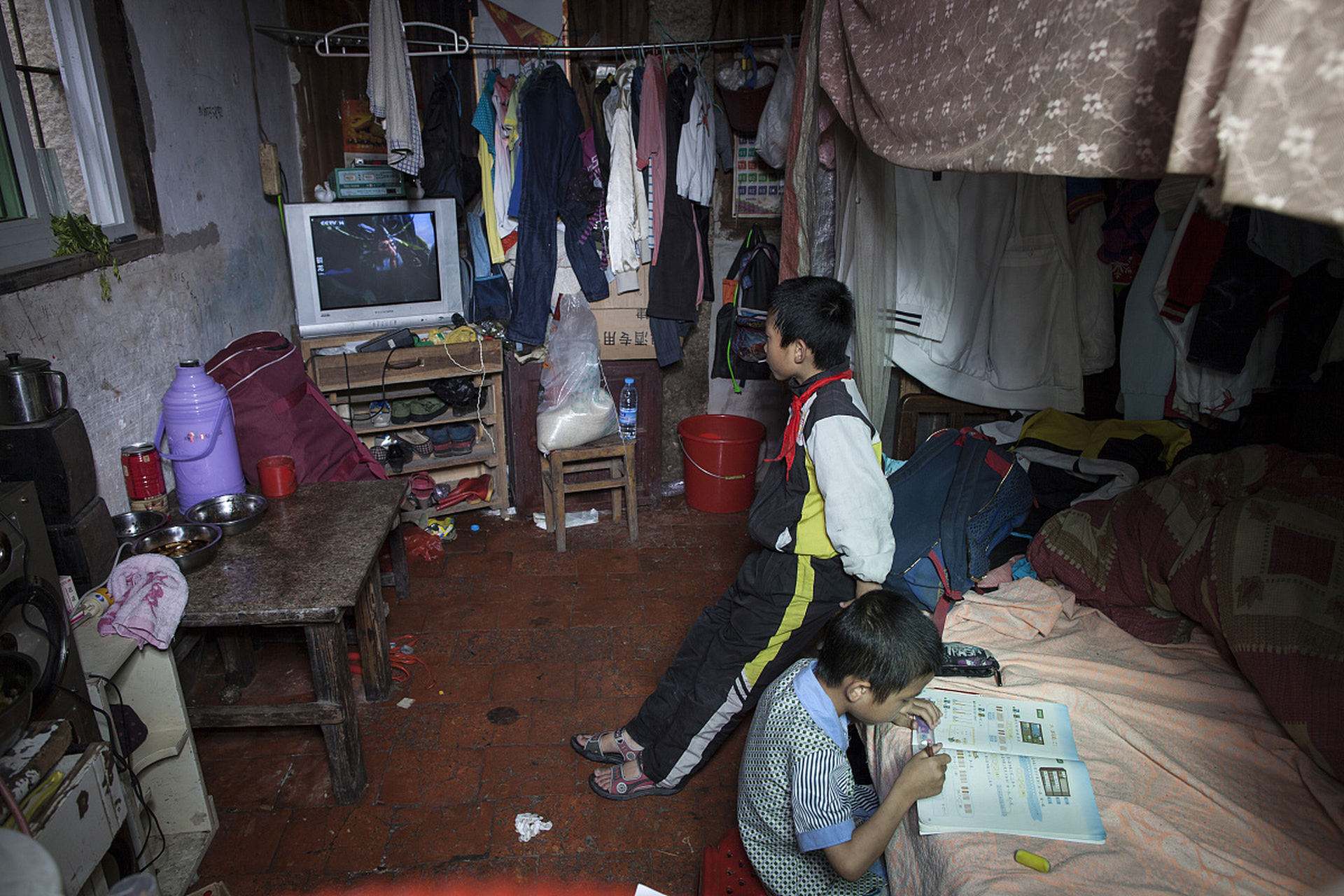 加油开学季# 河南汝州一初中惊现大通铺,教体局连夜整改,学生安全重