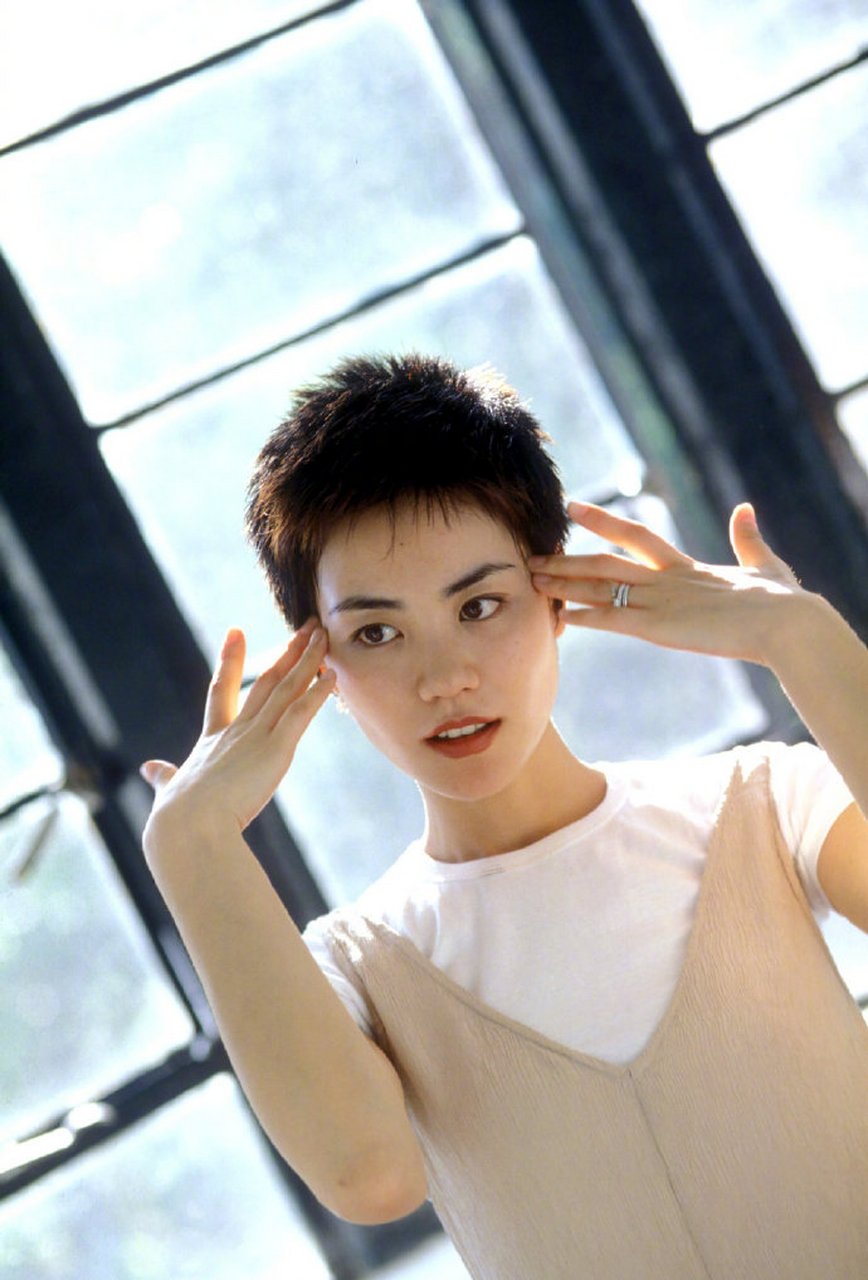 王菲的一组早年短发的照片,配t恤连衣裙清爽又帅气,"天后"果然什么