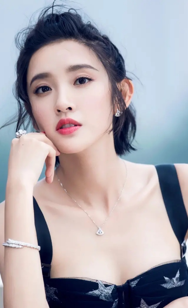 唐艺昕个人写真:笑容甜美,亲切迷人!