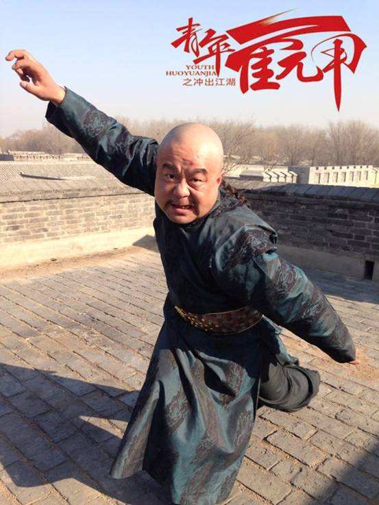 《青年霍元甲之冲出江湖》霍元甲父亲是镖局元老,后退隐江湖,不希望其