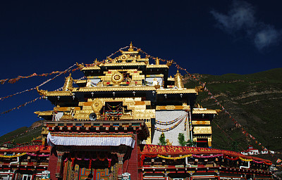 西藏昌都芒康县藏传佛寺的样子,真的很喜欢这个建筑,很好看