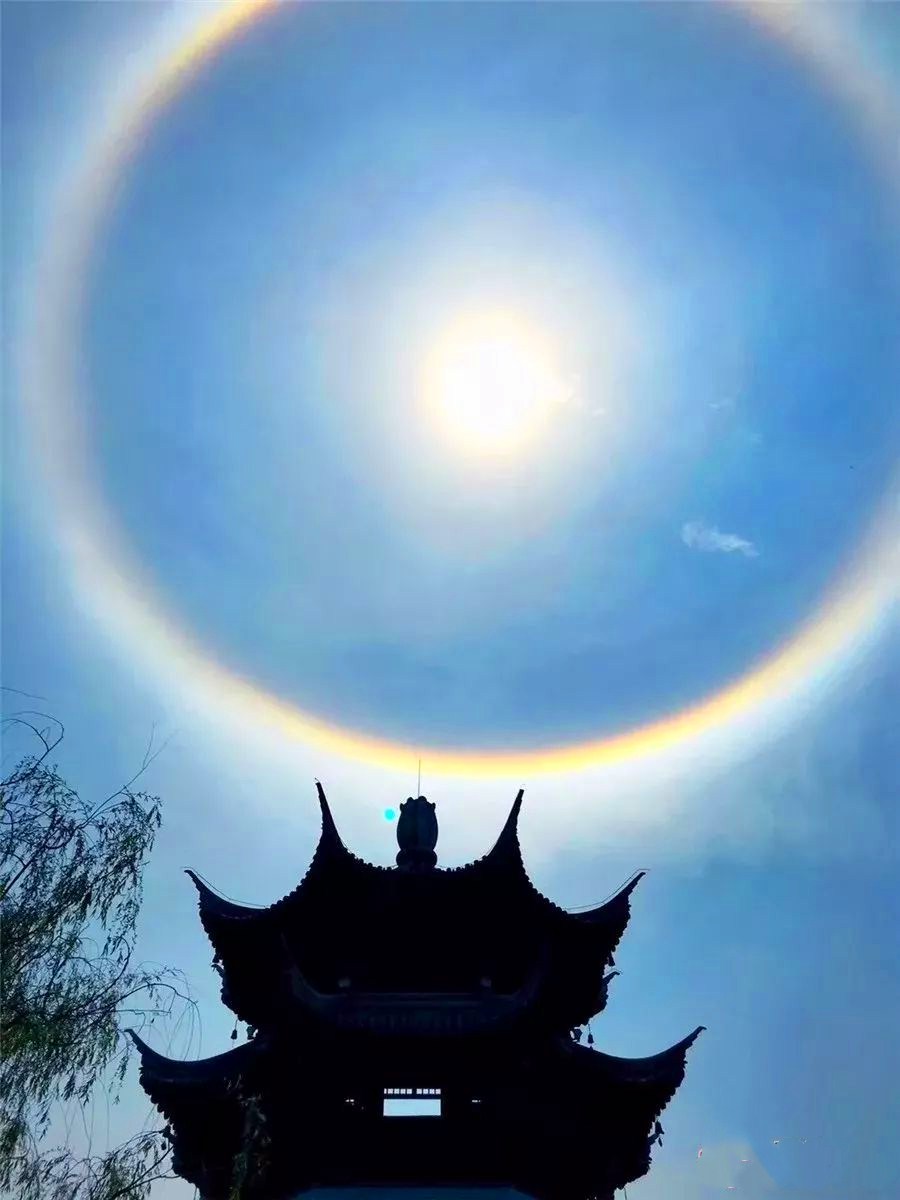 天空出现六个太阳,一组奇异天象图片