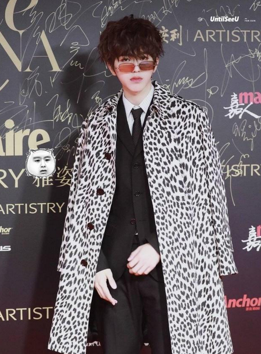 蔡徐坤发量惊人,烫头之后更显夸张,头上戴了俩"假发"?