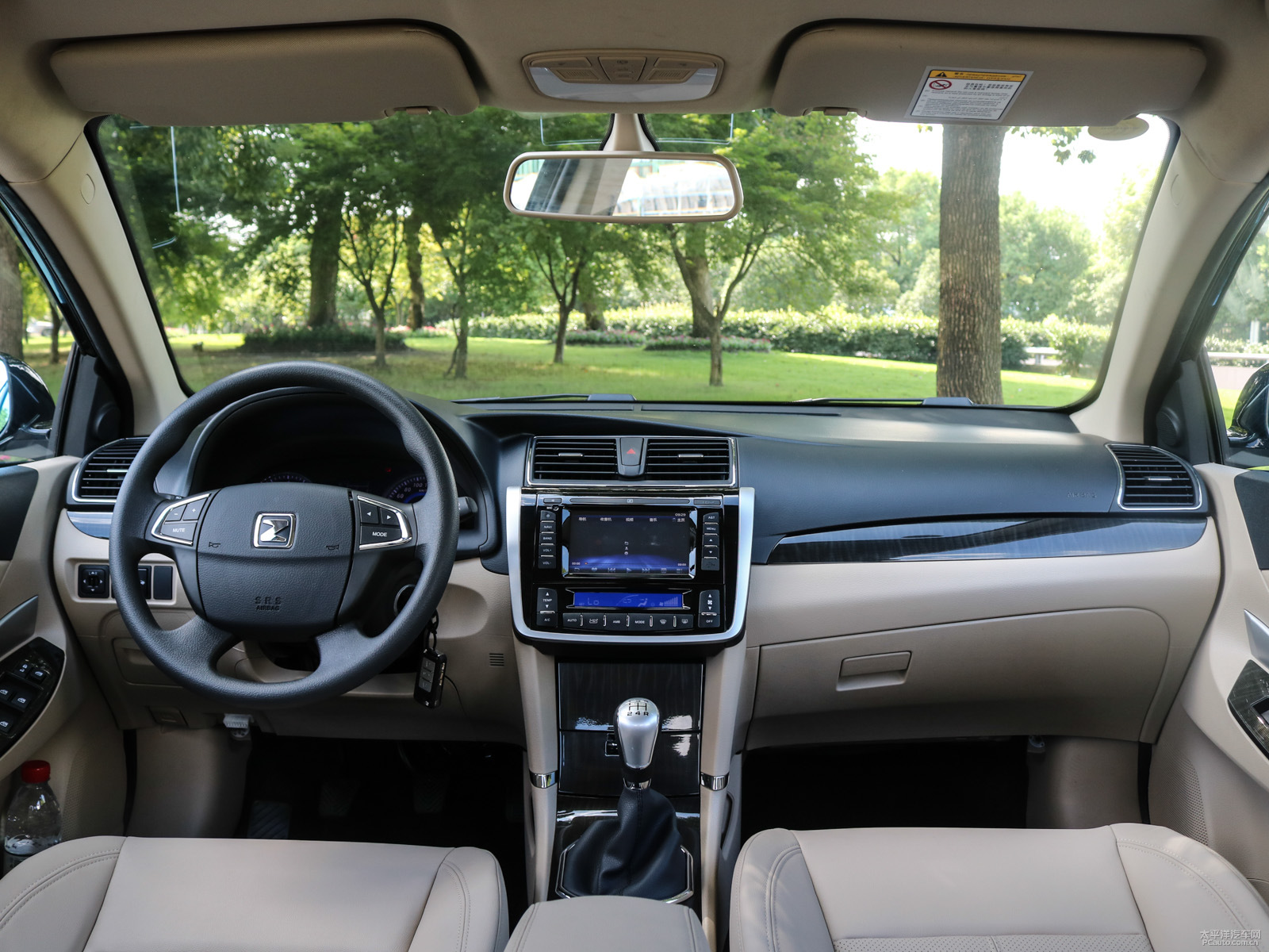 对众泰z300内饰的品鉴,简洁大气,还透着一股动感