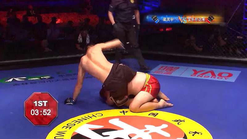 表情包里嚣张的走路姿势原型居然是他,嘴炮康