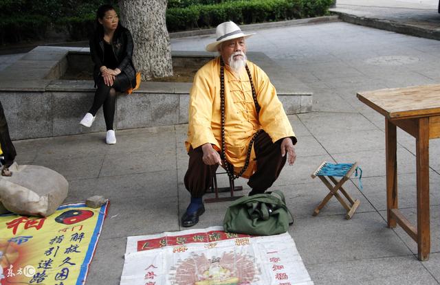 儿媳买衣服让儿子找我要钱,算卦先生却对我说"家有贤媳"