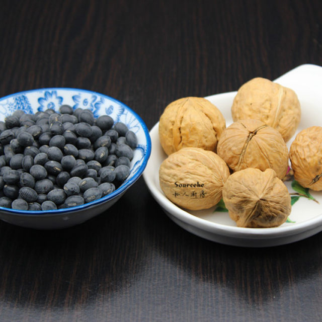第1步,准备食材:黑豆,核桃,白砂糖