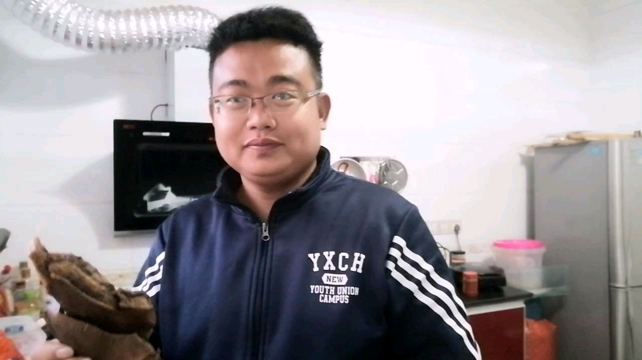 去年的猪肉贵,家里还是做了我爱吃的烟熏腊肉,今天就做的来吃