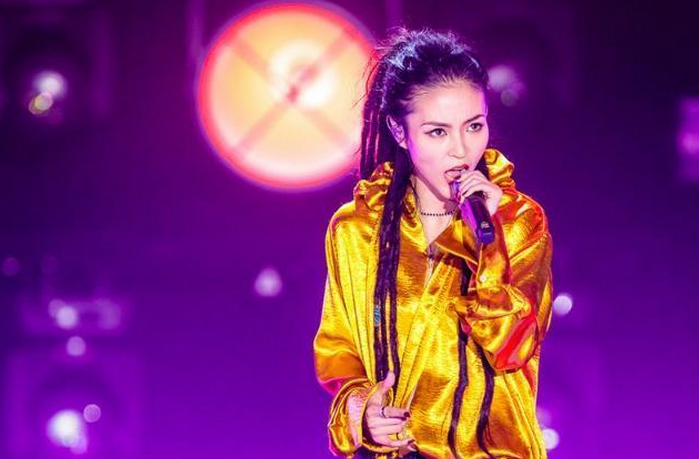 曾因《好声音》走红,参加《蒙面唱将》后,在台下无人问津