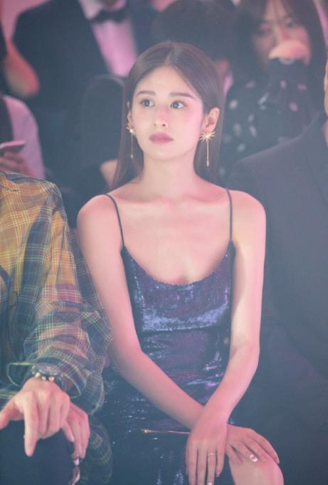 颖儿"排骨胸"重出江湖,吊带开衩裙超性感,可惜太瘦撑不起来