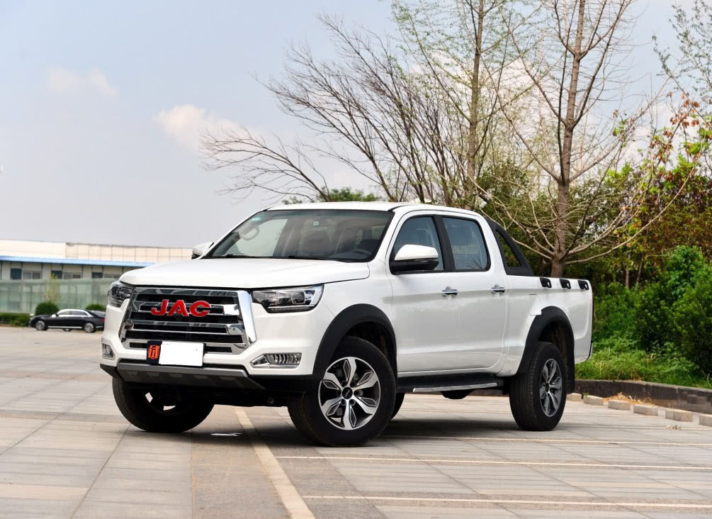 霸气感不输猛禽的国产大皮卡,车标比脸还大,轴距3.3米11万