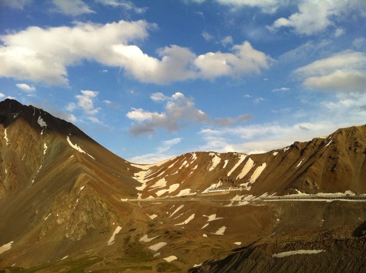 独库公路 宛如一条蜿蜒盘亘的的巨龙横卧天山.