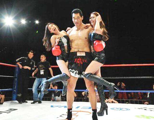 拳王董建军:身高2米13难讨媳妇,却公开拒绝日本美女示爱