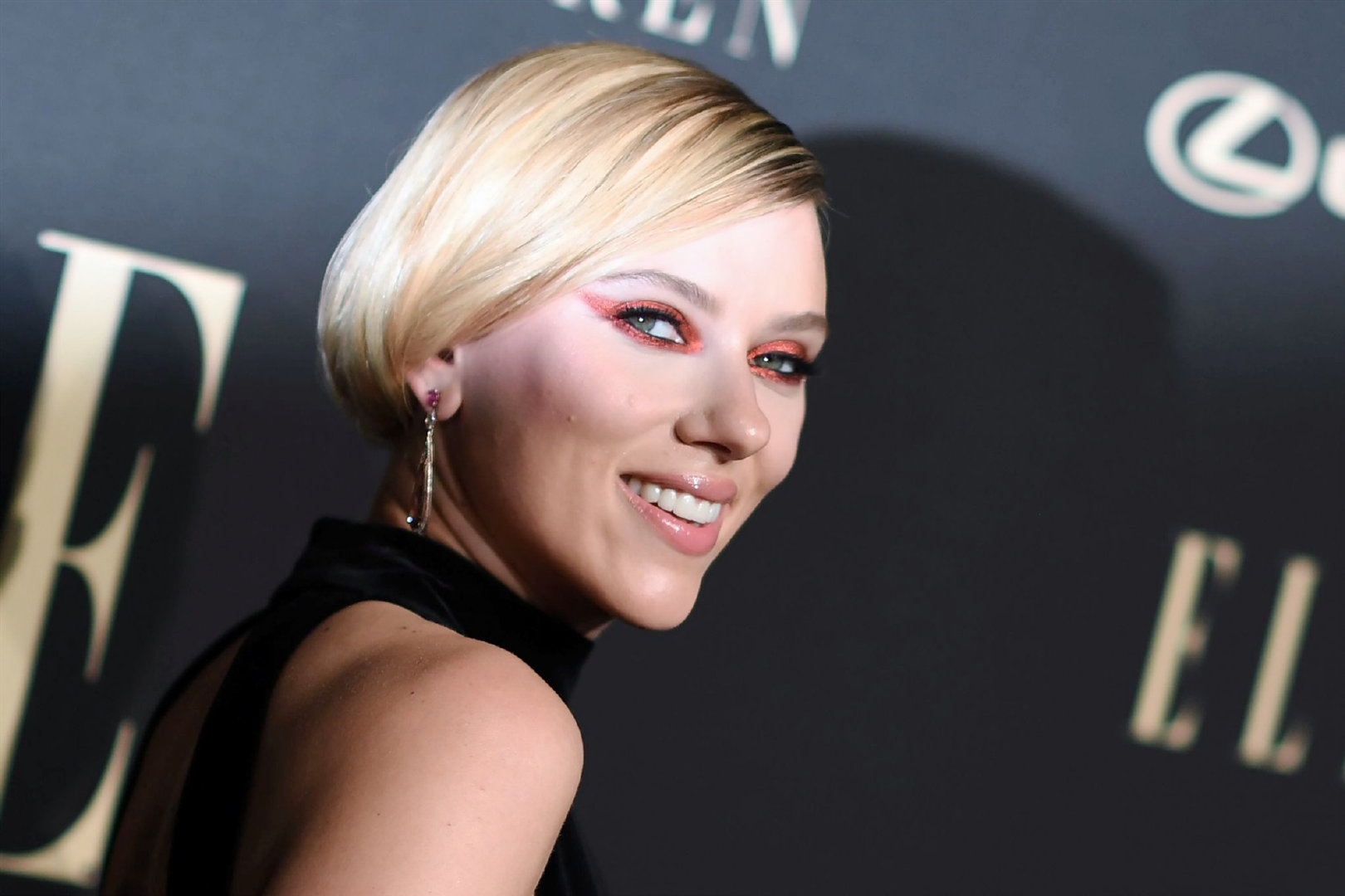 斯嘉丽约翰逊出席好莱坞女性盛典,红金凤尾眼影是女王特别妆容吗