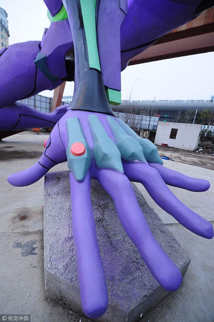 动漫雕塑eva初号机亮相上海 吸引粉丝参观留影