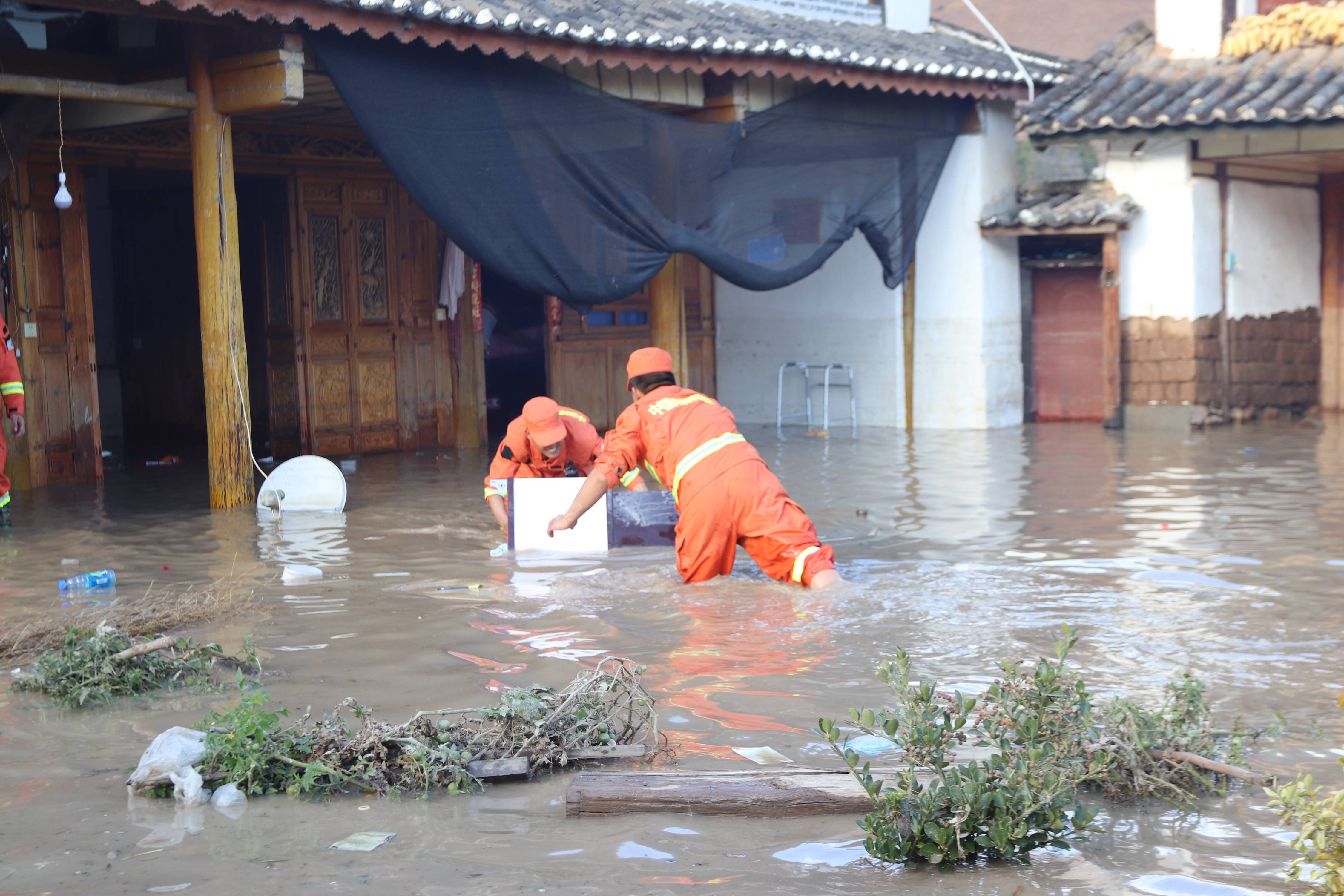 丽江洪水来势汹汹 消防员紧急转移群众和物资