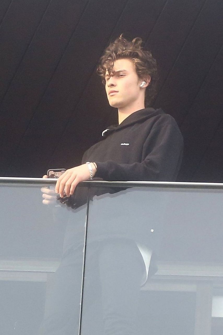 肖恩·门德斯(shawn mendes)在镜头前依旧非常帅气迷人.