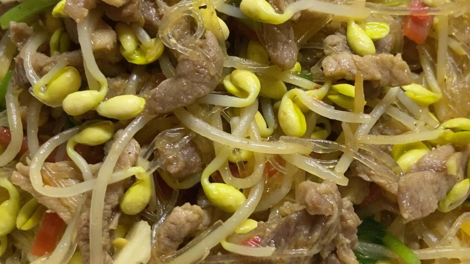 你们自发黄豆芽都怎么吃的?看看我的厨艺:黄豆芽炒粉丝瘦肉