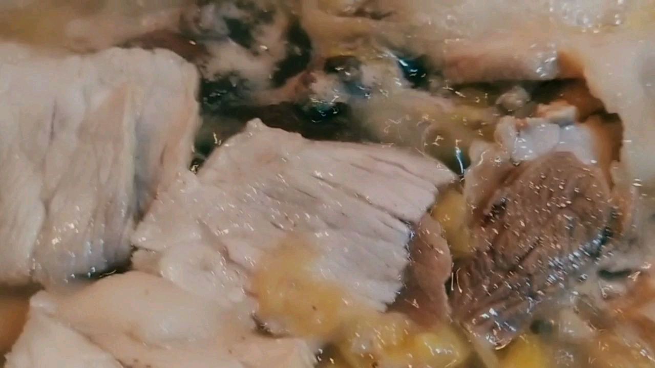 东北杀猪菜,酸菜炖血肠,配上入口即化的五花肉,包你香到后脚跟