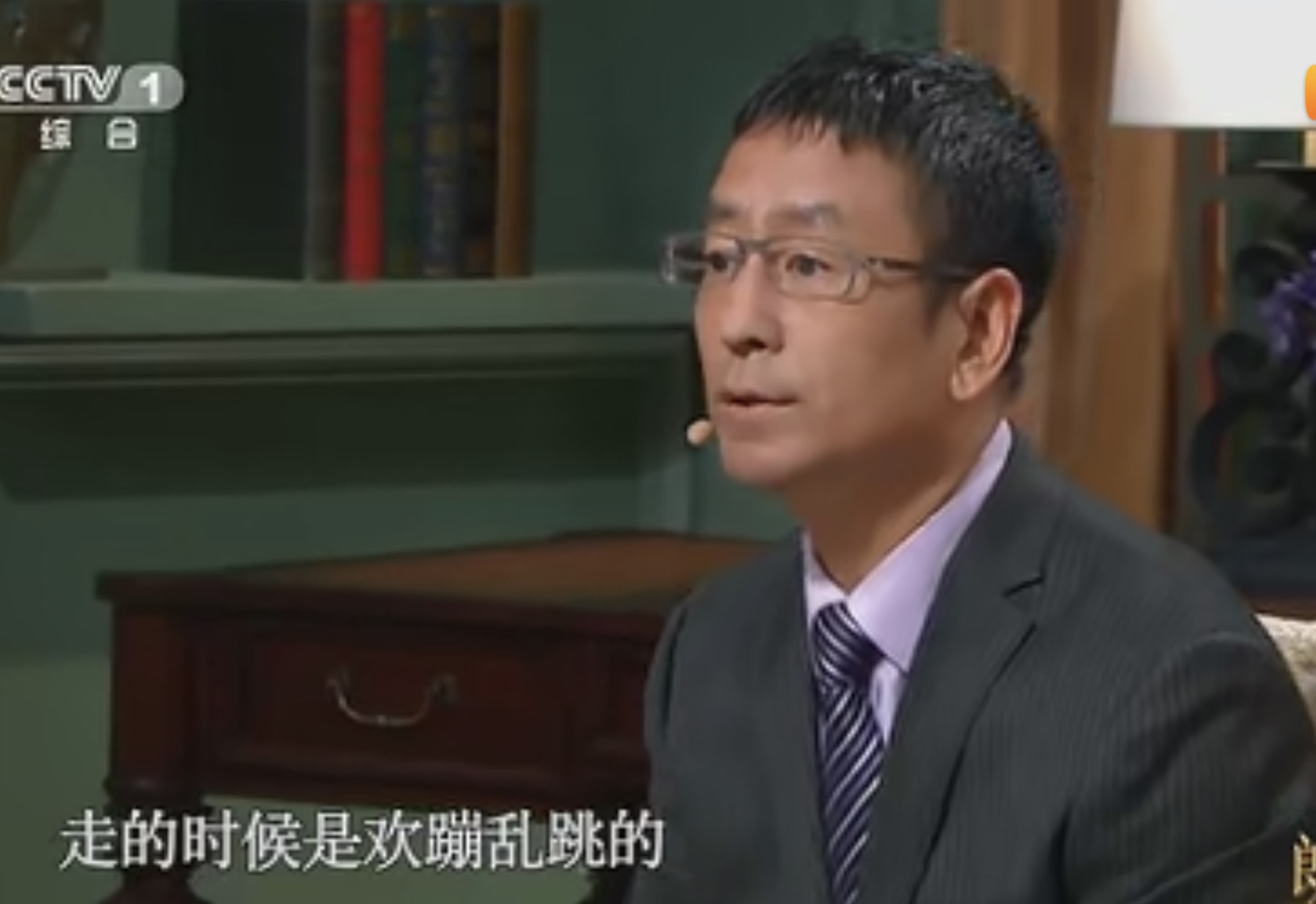 白岩松在《东方之子》栏目采访斯琴高娃,与一群蒙古人哭的很痛快
